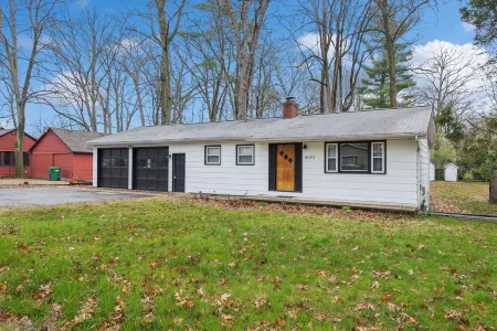 Secluded Oasis: 4 Bedrooms, 3 Blocks to Downtown