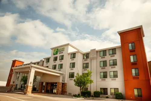 Holiday Inn Express & Suites Norfolk by IHG - parking