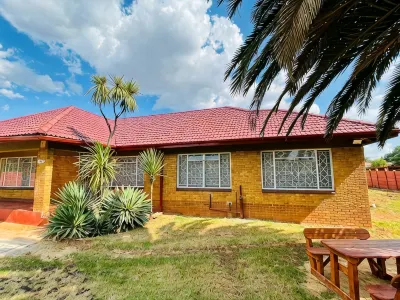 Ithonsi Guesthouse and Spa 約翰尼斯堡奧利菲坦博國際機場附近的飯店