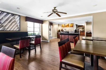 Comfort Inn Evansville East Отели рядом с достопримечательностью «Истленд Молл»