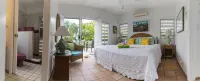 Grace Bay Beach 7Acre Resort: MainHouse Ocean Views+Pool+Oceanfront+Lush Gardens