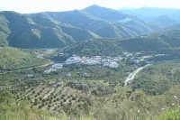 Casa Maruja in Cútar with Jacuzzi and Wifi Fibre 300 Mb 貝納馬戈薩住宿飯店