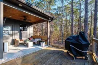 4-Bedroom House with Beautiful Lake View, Sleeps 12 - Quiet & Relaxing