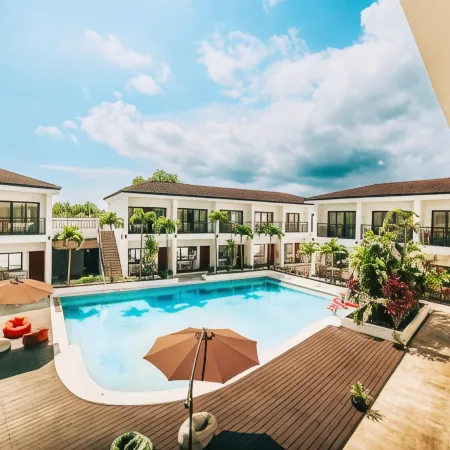 Holabay Resort