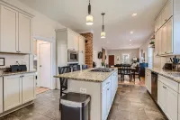 LoHi Retreat, Walk to Downtown, Game Room, Huge Backyard, Sleeps 12, Garage - บังกะโล