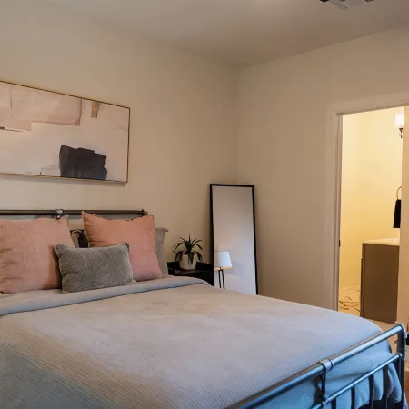 Charming 3-bedroom cottage with WiFi and AC in delightful downtown Guthrie