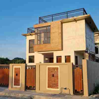 TJM Hot Spring Villa 1, a spacious 5-bedroom, with WiFi, AC in serene Los Baños Hotel Exterior