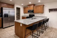 Spacious fully loaded 4-bedroom townhome sleeps 12 freeway access next to BYU