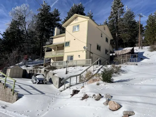 Mountain Escape: Sleeps Multiple Families with Pool Table & Game Room - Hytter