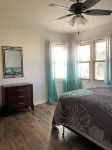 Park Place, a spacious 5-bedroom house with WiFi, AC in lovely Hutchinson
