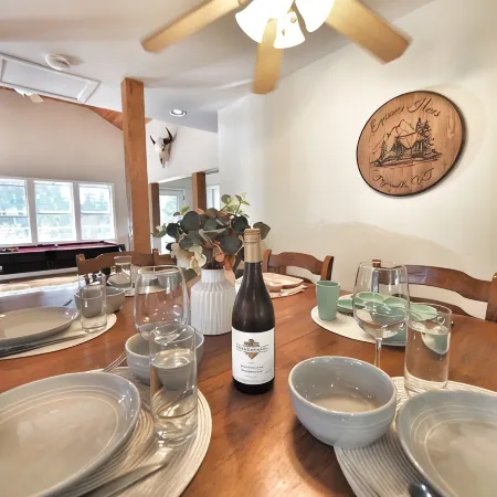 Equinox Haus: Private Retreat, Pool Table, Hot Tub, Game Room & Hiking Trails