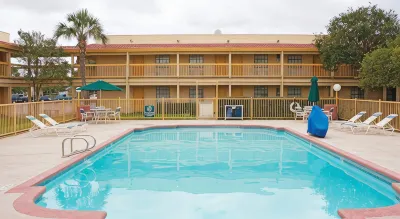 La Quinta Inn by Wyndham IH-10 West San Antonio TX ジョー・ワード・コミュニティ・センター周辺のホテル