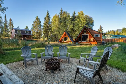 Glacier National Park-cozy, rustic home w/ hot tub, just 6 minutes to the park