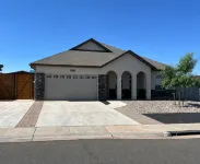 Quiet, Cozy Three Bedroom Two Bath Home, Great Location - Kitchenette