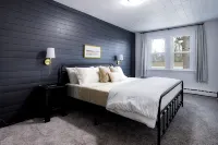 King Size Bed, Near Hwy, Work Desk, Parking Just A Few Feet Away