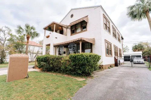 “La Playa” Downtown Brunswick Beach Cottage - near St. Simons & Jekyll