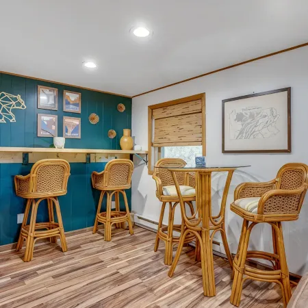 3 Bdrm Mid-Century Mountain House On The Ski Hill