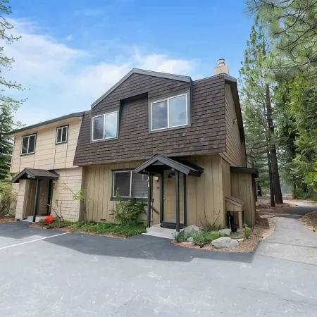 Gorgeous Tahoe Condo/Pools/Hot Tub/Tennis/ 1/2 Mile to Beach!