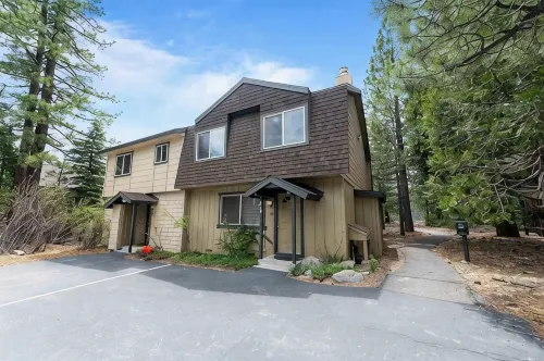 Gorgeous Tahoe Condo/Pools/Hot Tub/Tennis/ 1/2 Mile to Beach!
