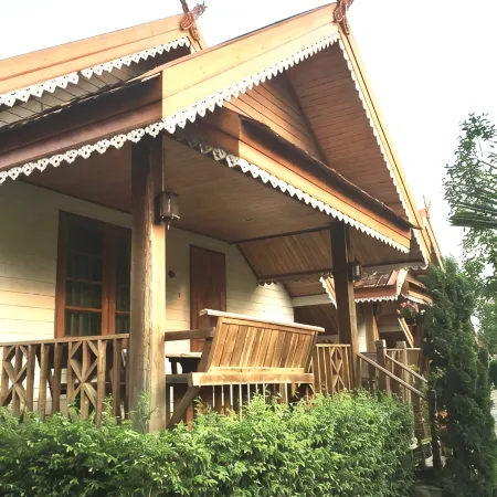 Siri Lagoona Resort and Pool villa Отели рядом с достопримечательностью «Ват Суттхават»