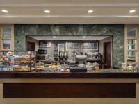 DoubleTree by Hilton New York LaGuardia Airport - piscine