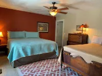 Lakehouse Lilypad with Boats and Game Room, Sleeps 9, 3k sq ft Home, Large Yard - Family