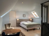 REF 606 Very nice renovated house, beautiful location overlooking the channel