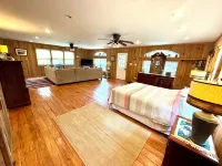 The Cozy Cute Rustic Lodge close to everything. Clean & Spacious- Fire Pit. - Gym