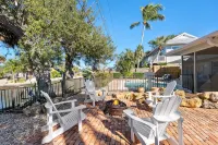 Completely Renovated "Beach House on Siesta"