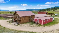 Private Ranch for Weddings, Retreats, Reunions. Sleeps 30 in Two Lodging Units,