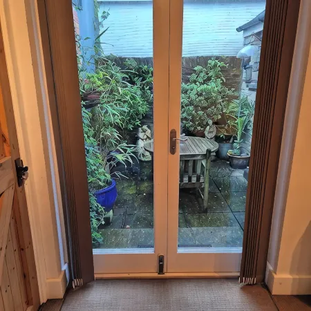 PRIVATE ROOM WITH OWN ENTRANCE IN COTTAGE DOWN A QUIET LEAFY LANE. EASY PARKING Hotels in Looe