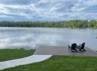 New 6 bedroom Lake Front Home- Theatre Room- Poker - FirePit- Kayak/Paddleboards - Homestays