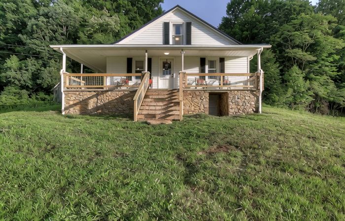 Charming 4-bedroom farmhouse in Shady Valley, TN with breathtaking view