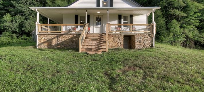 Charming 4-bedroom farmhouse in Shady Valley, TN with breathtaking view Hotels in Johnson County