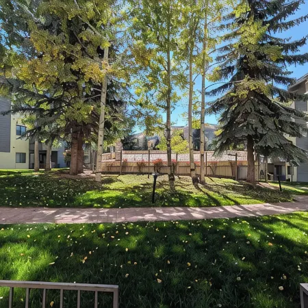 Spacious Condo w/ FREE WiFi, Parking, Heated Pool, Hot Tubs, Skier Shuttle,