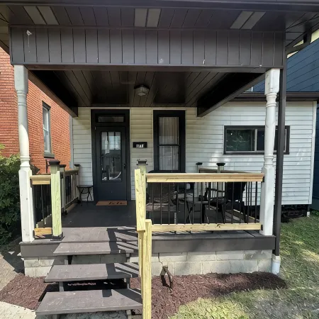Cozy 2 Bdr Escape-Geneva College, Parks & Shops, Backyard Fire Pit, Wifi, Big TV
