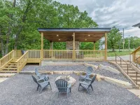 Spacious 5-bedroom just 1 minute from Bennett Spring State Park! Hotels in Laclede County