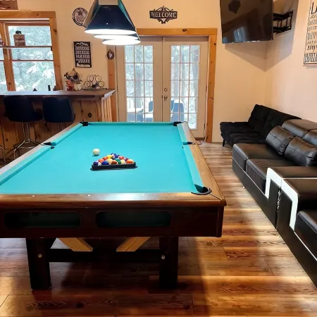 Charming Log Cabin in Lake George