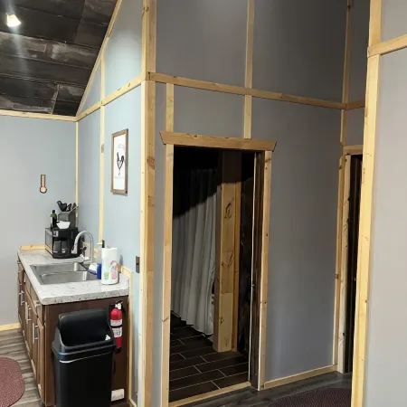 Charming 2-bedroom cabin in enchanting Hocking Hills with WiFi, AC