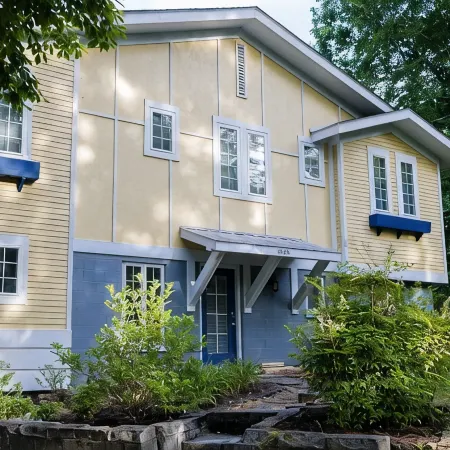 Spacious 6-bedroom house with WiFi & AC in charming Jamestown lake ramp access