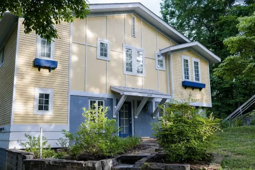 Spacious 6-bedroom house with WiFi & AC in charming Jamestown lake ramp access - Wi-Fi