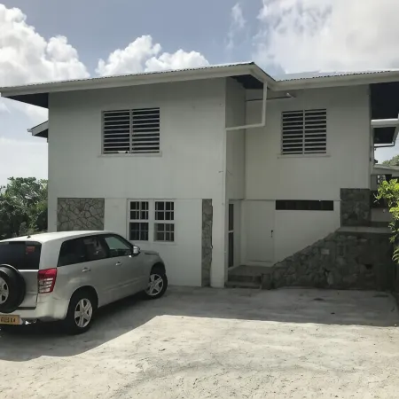 Tradewinds- quiet home overlooking the ocean