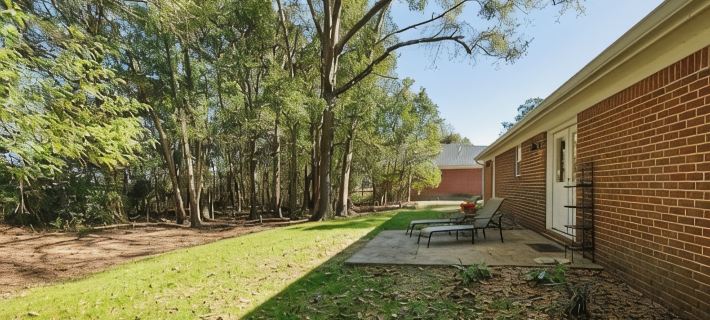 Charming 3-bedroom house in lovely Foley just 7 miles to the beach. Hotels in Foley