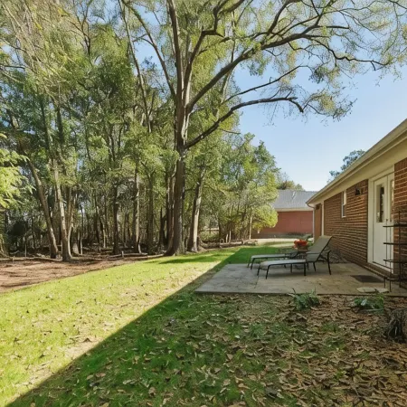 Charming 3-bedroom house in lovely Foley just 7 miles to the beach.