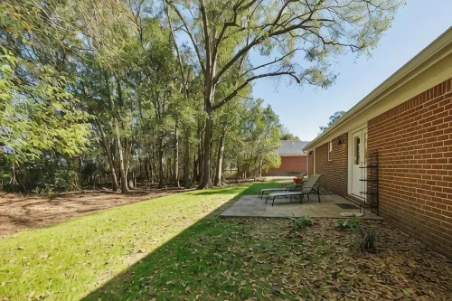 Charming 3-bedroom house in lovely Foley just 7 miles to the beach.