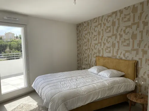 New superb 90 m2 seafront apartment on the Côte Bleue