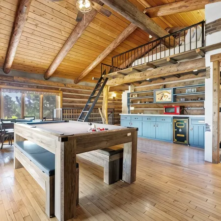 Renovated Historic Flagstaff Cabin, Trails, Hot tub
