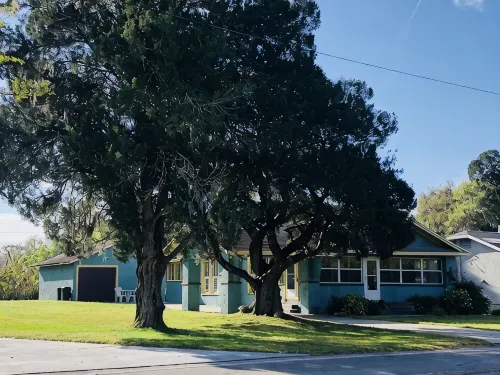 Riverfront Plum Crazy Bungalow w/boat dock! 10 min to Gulf, close to beaches! - Homestays