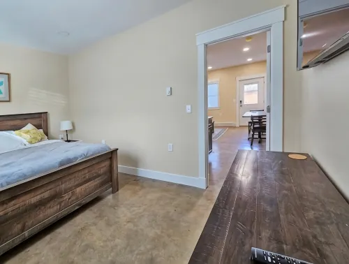 Breckenridge Suites #4 - Deluxe Queen Suite with Separate Living Room - Homestays