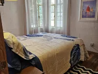 Waterfront 3-bedroom Lake Cottage on Tecumseh Island at Indian Lake! Hotels in Stokes Township